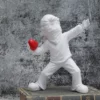 Banksy – Lanceur de pierre en résine | Sculpture moderne, décoration d’intérieur et de bureau