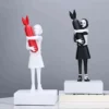 Banksy – Bombe Hugger | Figurine design en résine, décoration moderne pour maison et bureau