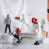 Banksy – Statue “Lanceur de Fleurs” | Sculpture Pop Art, Décoration Contemporaine